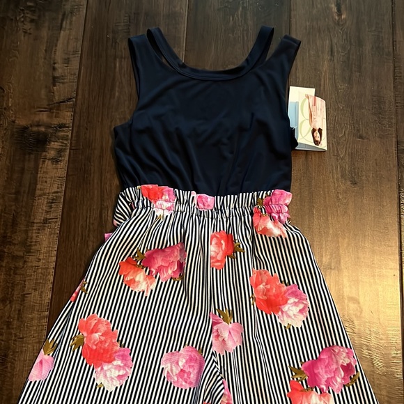 Such a beautiful wide legged jumpsuit with flowers. Great material! - Picture 2 of 4